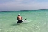 მამაკაცმა ზვიგენი შიშველი ხელებით წყლიდან ამოიყვანა. ამ სანახაობისთვის მთელი სანაპირო შეიკრიბა  
