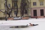 მამაკაცი გუბურისკენ თოვლზე ფეხშიშველა გაიქცა, რომ ყინულიან გუბურაში ჩავარდნილი ძაღლი გადაერჩინა…