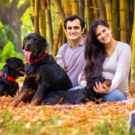 ინდოელი წყვილის საოჯახო ფოტოსესია ძაღლებთან ერთად
