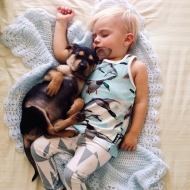 ლეკვი 2 წლის ბავშვთან ერთად იძინებს