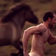 რატომ უყვარს ამ მხატვარს ცხენებთან ერთად მინდვრებში შიშვლად სირბილი…