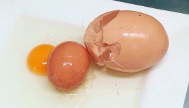 კვერცხი–კვერცხში - ავსტრალიაში უზარმაზარი ქათმის კვერცხი აღმოაჩინეს