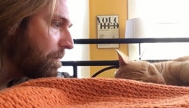 პატრონმა კატას, რომელიც ყოველ დილით 4 საათზე აღვიძებდა, სამაგიერო გადაუხადა (+ვიდეო)