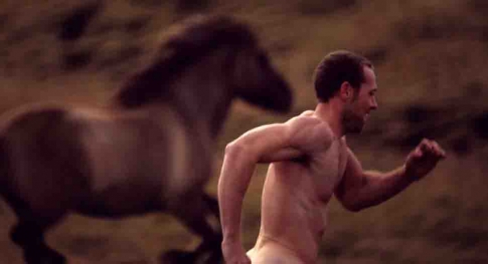 რატომ უყვარს ამ მხატვარს ცხენებთან ერთად მინდვრებში შიშვლად სირბილი… (+ფოტო)