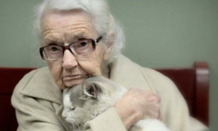 102 წლის ქალმა კატა აიყვანა