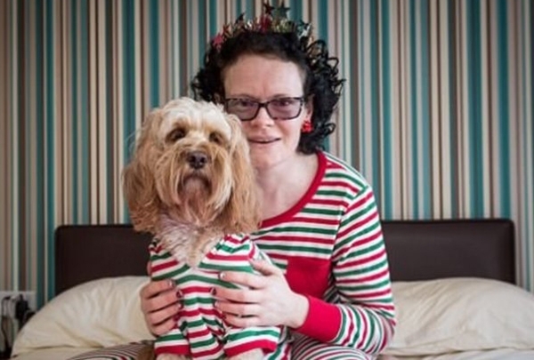 ბრიტანელმა ქალმა საკუთარ ძაღლს 68 საშობაო საჩუქარი უყიდა