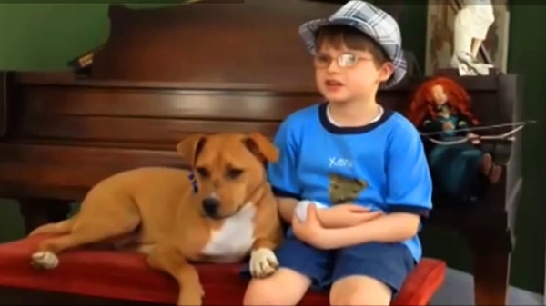 ვერ წარმოიდგენთ, რა მოუვიდა მომაკვდავ ძაღლს, როდესაც აუტისტ ბავშვს შეხვდა (+ვიდეო)