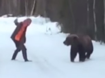 რა გააკეთა კაცმა, როცა ტყიდან უეცრად  მისი მიმართულებით დათვი გამოვარდა? (+ვიდეო)