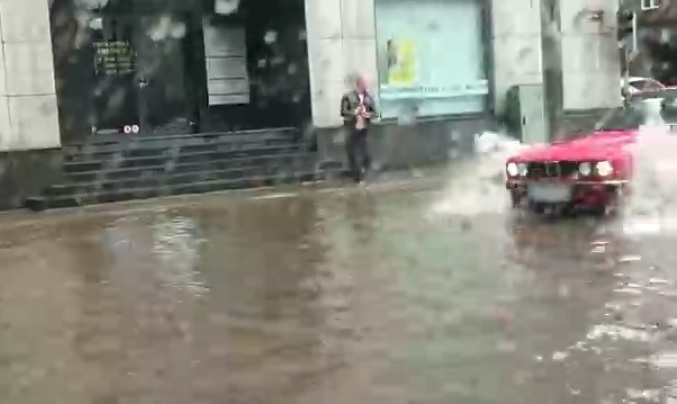 ამ ადამიანმა მანქანა გააჩერა და თავსხმა წვიმაში სადღაც გაიქცა. ნახეთ, რის გამო მოხდა ეს ყველაფერი…. (+ვიდეო)