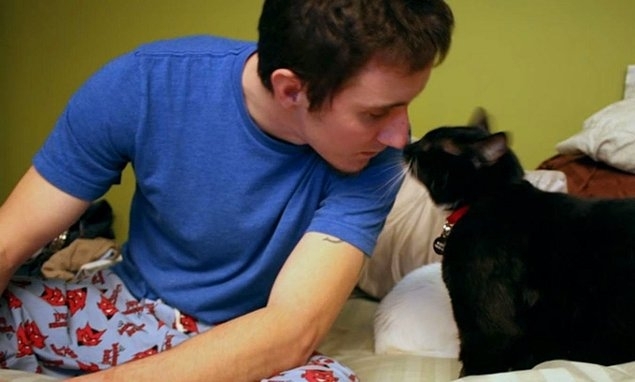 უსახლკარო კატამ ომის ვეტერანი თვითმკვლელობისგან იხსნა - ნახეთ საოცარი მეგობრობის ისტორია!
