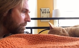 პატრონმა კატას, რომელიც ყოველ დილით 4 საათზე აღვიძებდა, სამაგიერო გადაუხადა (+ვიდეო)