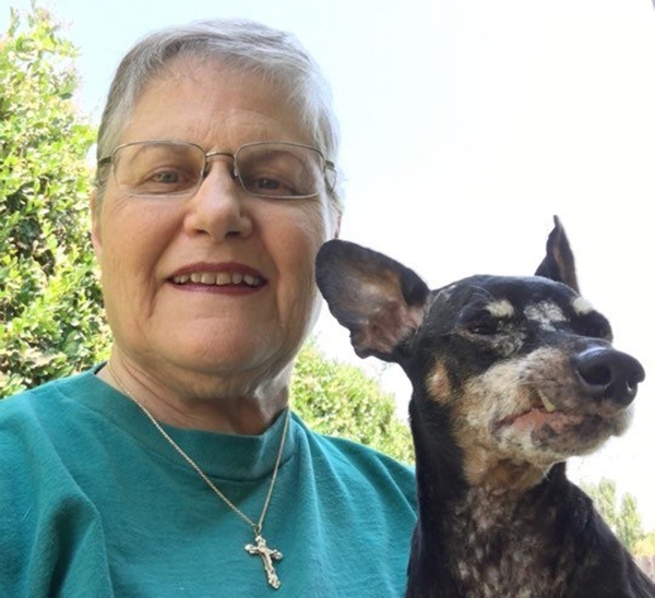 ქალმა ცხოველების თავშესაფარს მიაკითხა და აიყვანა ყველაზე ასაკოვანი ძაღლი, რომელიც არავის სურდა