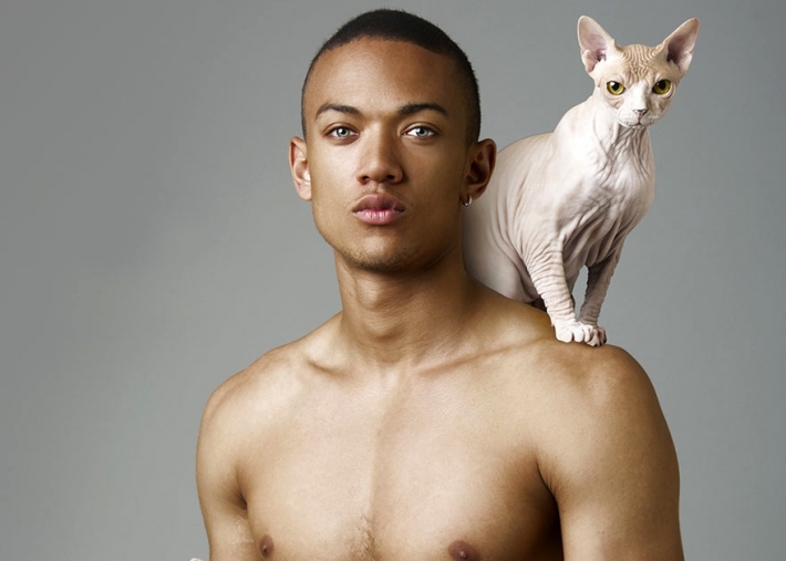 კომბო-ეფექტი: ნახევრად შიშველი ულამაზესი მამაკაცებისა და საყვარელი კატების ფოტოები აჯადოებენ (+ფოტო)