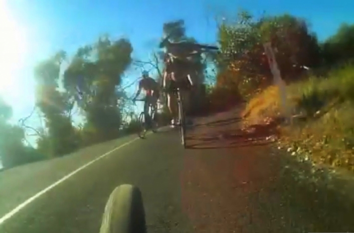 კენგურუ ავსტრალიელ ველოსიპედისტს გადაახტა (+ვიდეო)