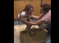 ბავშვის გულწრფელი სიხარული, როდესაც მას ლეკვი აჩუქეს (ემოციური ვიდეო)