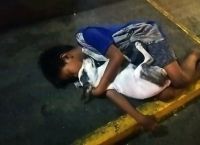 ფოტოები, რომლებმაც ინტერნეტ სივრცე ააღელვა: ბავშვს თავის ოთხფეხა მეგობართან ერთად ჩახუტებულს ქუჩაში სძინავს