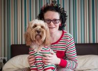 ბრიტანელმა ქალმა საკუთარ ძაღლს 68 საშობაო საჩუქარი უყიდა