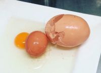 კვერცხი–კვერცხში - ავსტრალიაში უზარმაზარი ქათმის კვერცხი აღმოაჩინეს