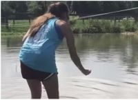 მამაცი გოგონა 4-მეტრიან ალიგატორს საკუთარი ხელიდან აჭმევს (+ვიდეო)