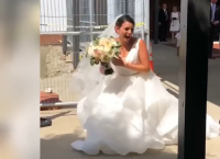 პატრონის ქორწილში მისულმა ძაღლმა სტუმრები და პატარძალი სასიამოვნოდ გააკვირვა (სახალისო ვიდეო)